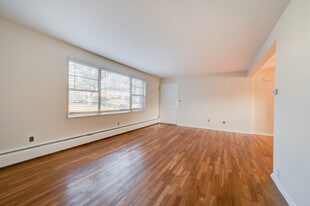103 Cooper Hill St, Unit 13 in Manchester, CT - Building Photo