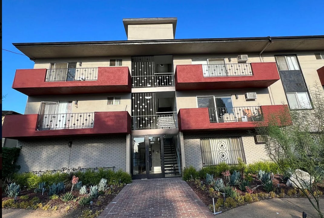7424 Haskell Ave in Los Angeles, CA - Building Photo