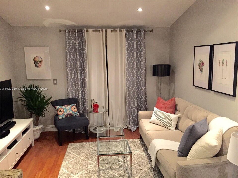 15570 SW 105th Ln in Miami, FL - Building Photo