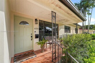 6331 SW 18th St in Miami, FL - Building Photo - Building Photo