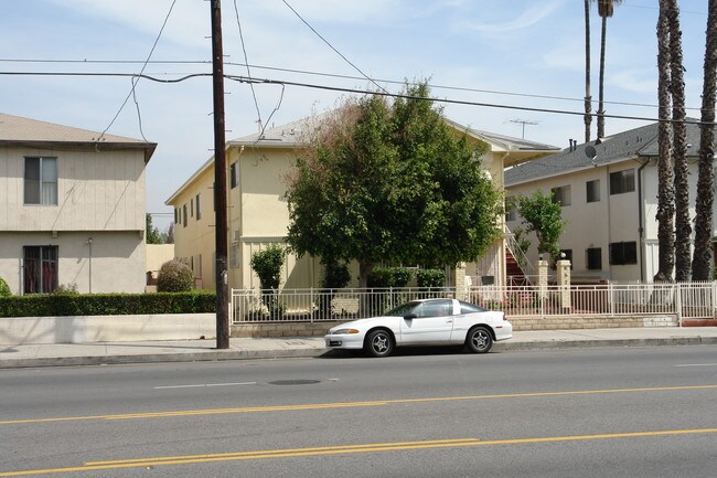 6628 Woodman Ave in Van Nuys, CA - Building Photo - Building Photo