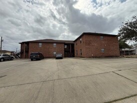 1001 E Travis St in Laredo, TX - Building Photo
