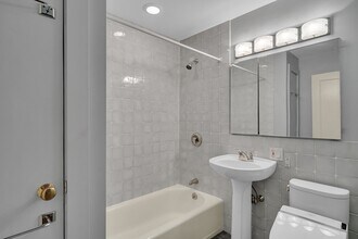 68 Marshal St, Unit #1 in Brookline, MA - Foto de edificio - Building Photo