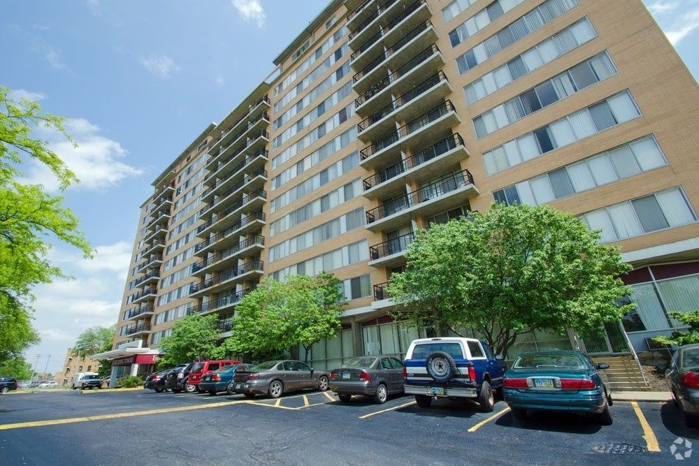 Executive Towers Apartments in Toledo, OH - Foto de edificio