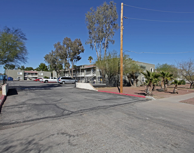 Buenas @ 1310 Apartments in Tucson, AZ - Foto de edificio - Building Photo