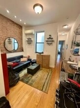 749 9th Ave in New York, NY - Foto de edificio - Building Photo