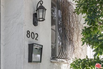802 N Sweetzer Ave in Los Angeles, CA - Foto de edificio - Building Photo