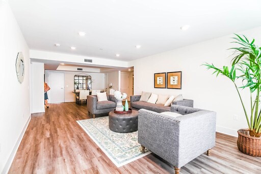 5026 Rosewood Ave, Unit 206 in Los Angeles, CA - Building Photo