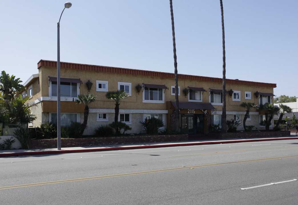 La Casa Blanca in Costa Mesa, CA - Foto de edificio