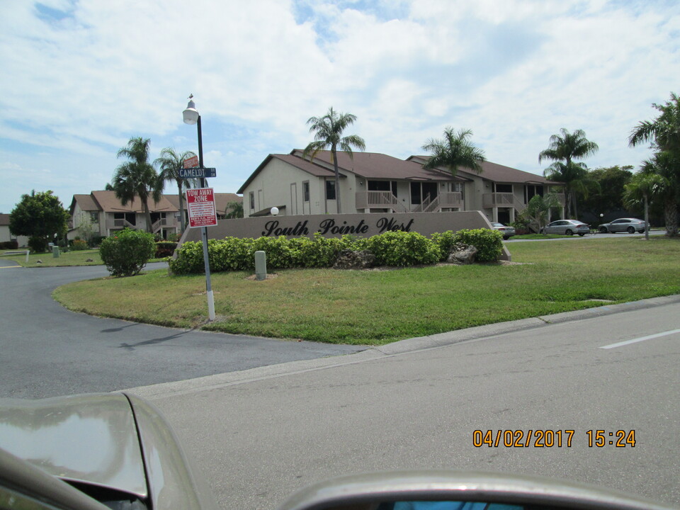 13126 Feather Sound Dr, Unit 306 in Ft. Myers, FL - Building Photo