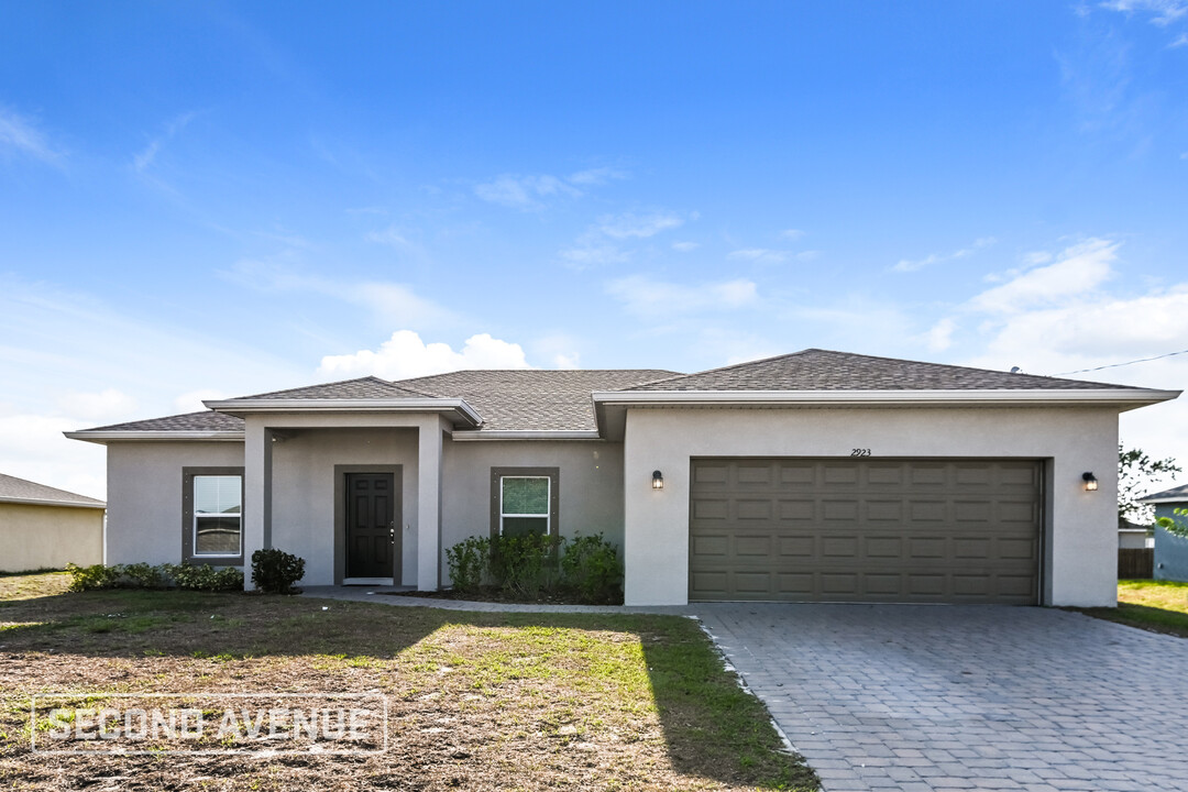 2923 NE 2nd Pl in Cape Coral, FL - Building Photo