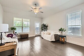 8615 McKamy Dr in Austin, TX - Building Photo - Building Photo