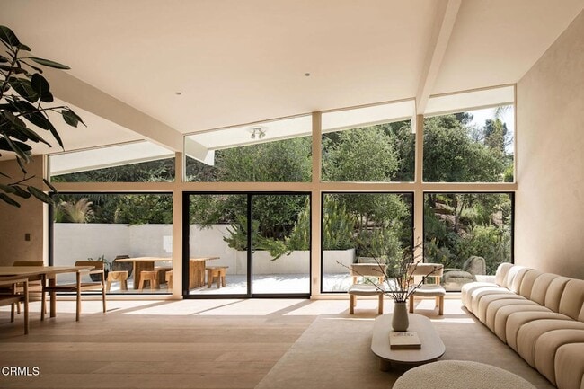 4722 Larkwood Ave, Unit 0B-830 in Los Angeles, CA - Foto de edificio - Building Photo