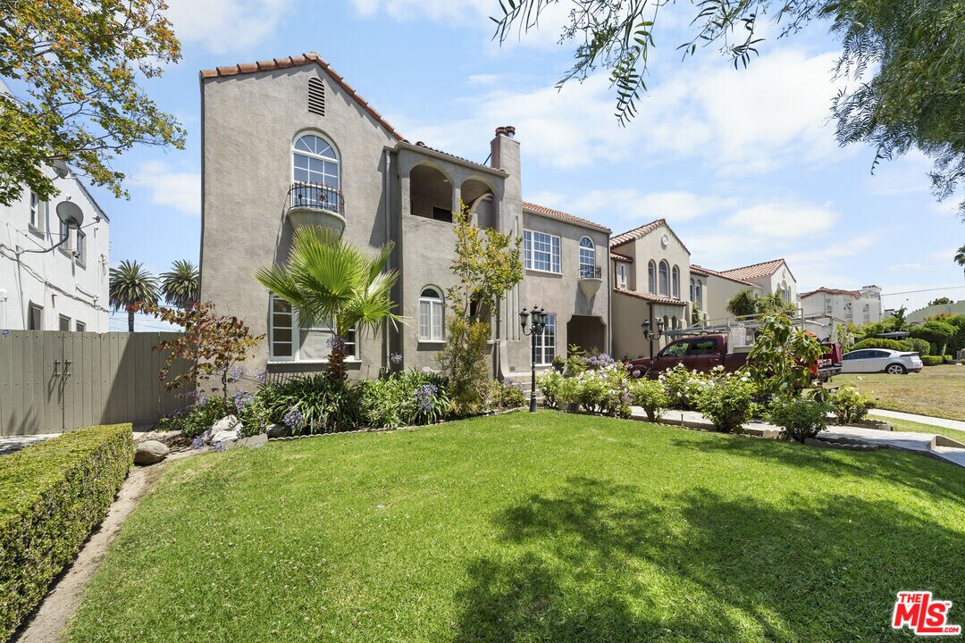 1158 S Tremaine Ave in Los Angeles, CA - Building Photo