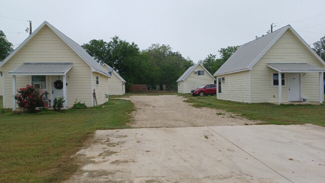 403 Free Timber Ln in Stockdale, TX - Building Photo - Building Photo