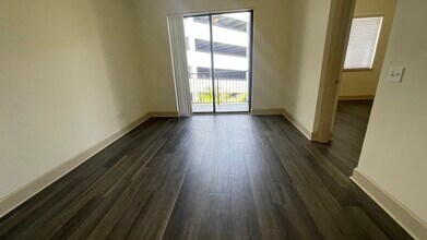 10840 NW 79th St, Unit A9 in Miami, FL - Building Photo - Building Photo
