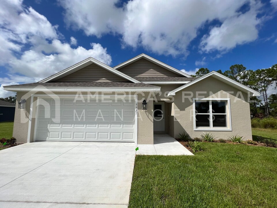 5527 Castania Dr in Sebring, FL - Building Photo