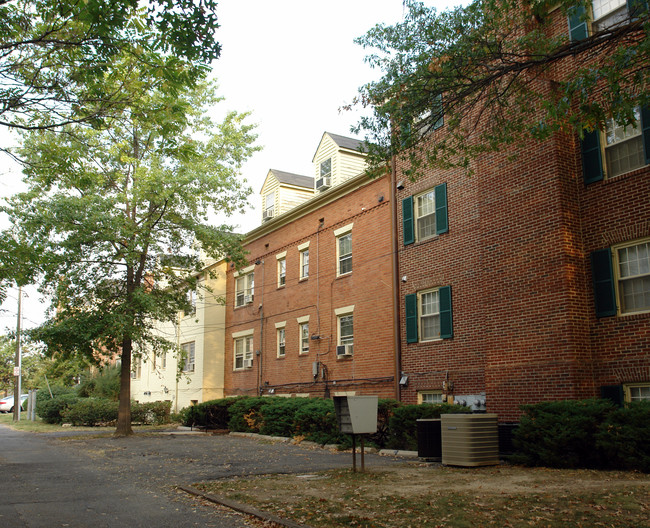 906 Jefferson St in Alexandria, VA - Foto de edificio - Building Photo