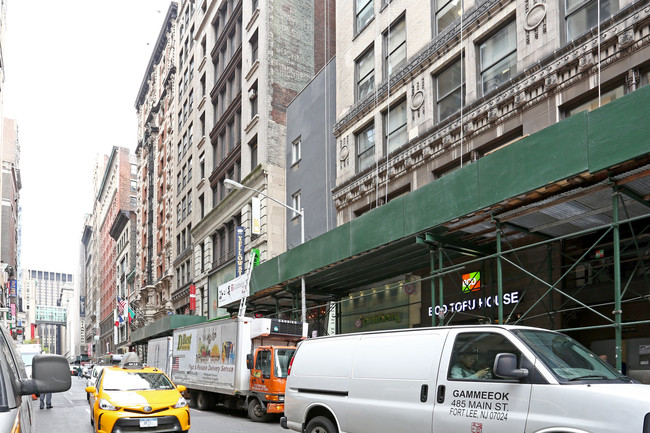 9 W 32nd St in New York, NY - Foto de edificio - Building Photo