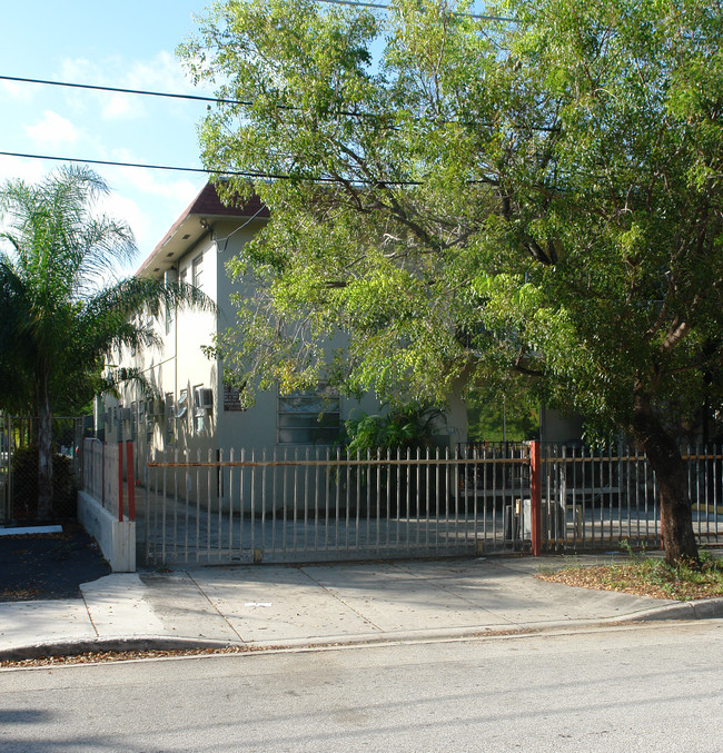 570 NE 64th St in Miami, FL - Building Photo - Building Photo