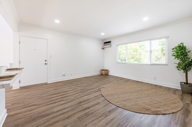 Pinecrest Apartments in La Mirada, CA - Foto de edificio - Interior Photo