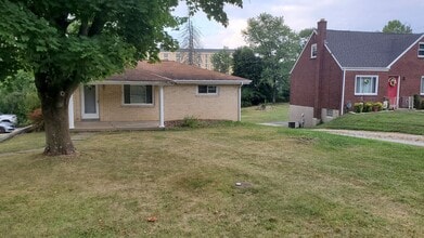 120 Rosemont Dr in Carnot-Moon, PA - Building Photo - Building Photo