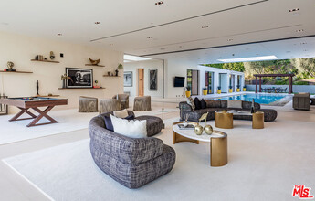1012 N Hillcrest Rd in Beverly Hills, CA - Foto de edificio - Building Photo