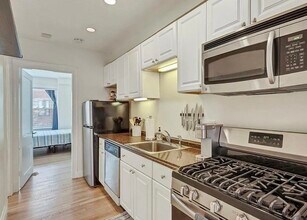132 Myrtle St, Unit 6 in Boston, MA - Foto de edificio - Building Photo
