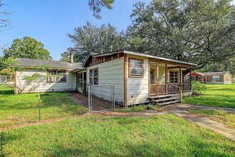 104 Co Rd 2401 in Hull, TX - Building Photo - Building Photo