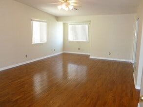 2041 Audrey Hepburn St in Las Vegas, NV - Foto de edificio - Building Photo