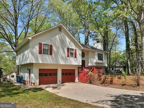 8030 Woodcliff Ct NW in Kennesaw, GA - Foto de edificio - Building Photo