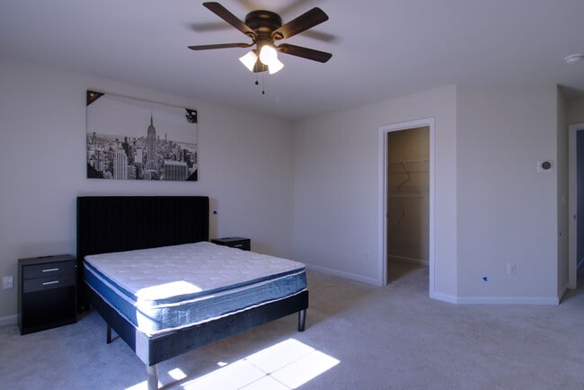 10158 Chatham Run Ln, Unit Master Suite in Charlotte, NC - Building Photo - Building Photo