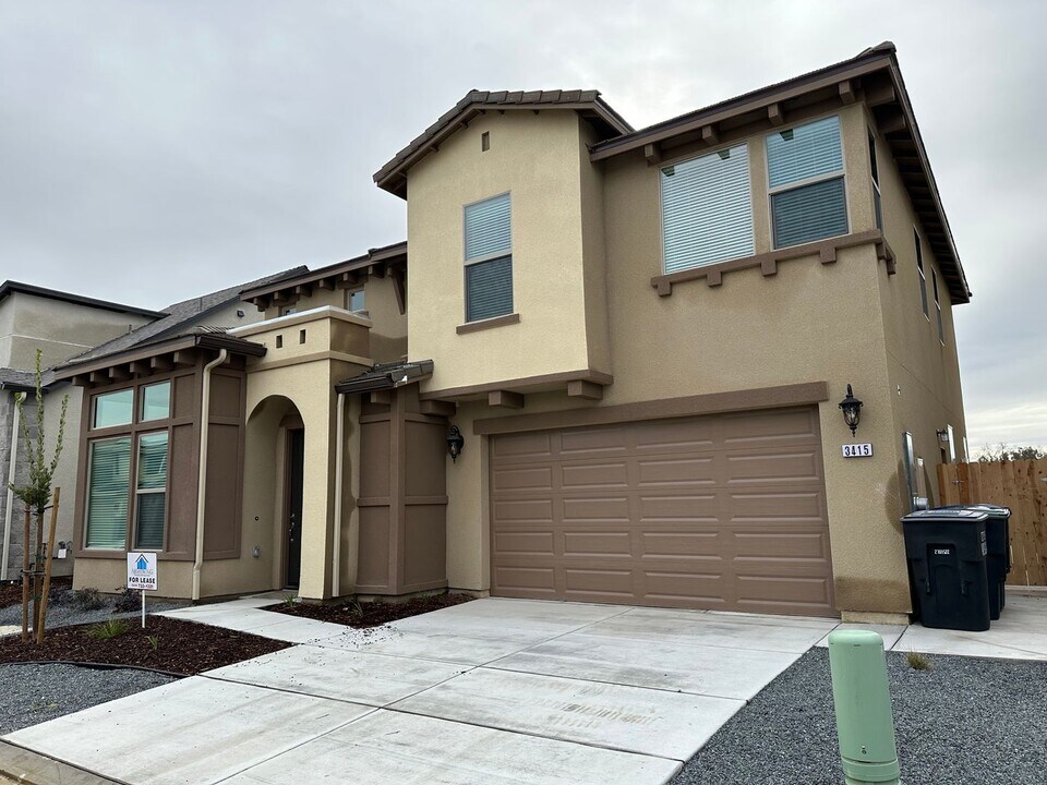 3415 W Good Ave in Visalia, CA - Building Photo