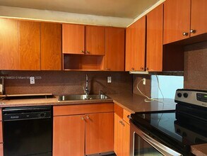 1850 NE 169th St in North Miami Beach, FL - Building Photo - Building Photo