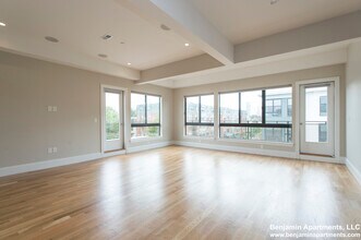 227 D St, Unit 5 in Boston, MA - Foto de edificio - Building Photo