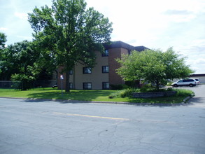 Sterling Square Apartments in Brooklyn Center, MN - Building Photo - Building Photo