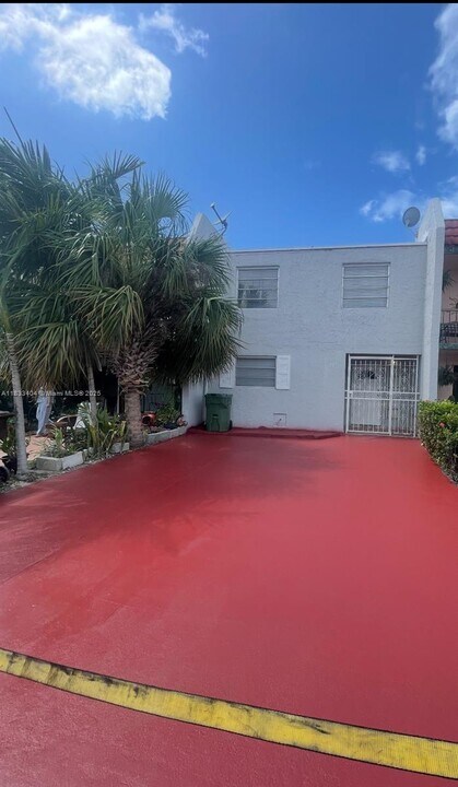 921 W 80th Pl in Hialeah, FL - Building Photo