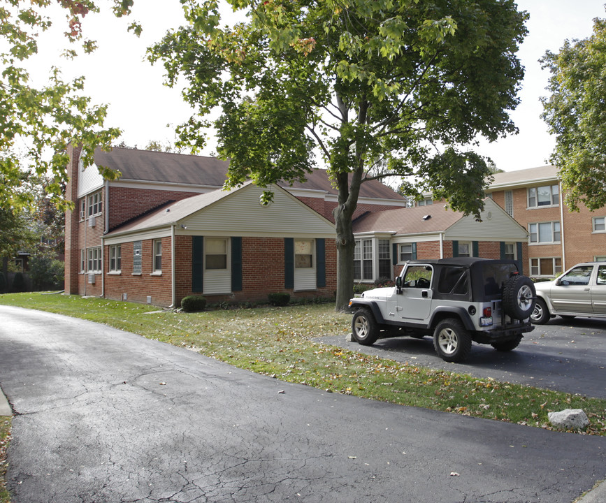 1337 Woodview Ln in Glenview, IL - Foto de edificio