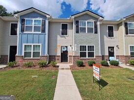 325 Ashigan St in Union City, GA - Building Photo
