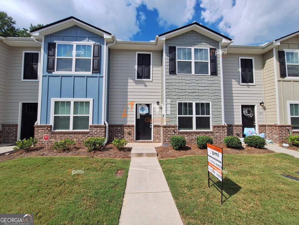 325 Ashigan St in Union City, GA - Building Photo