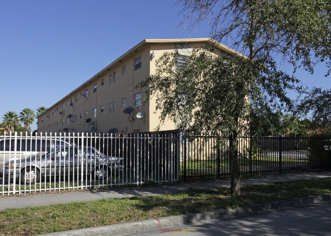 Apartamentos Bella Hialeah in Hialeah, FL - Foto de edificio - Building Photo