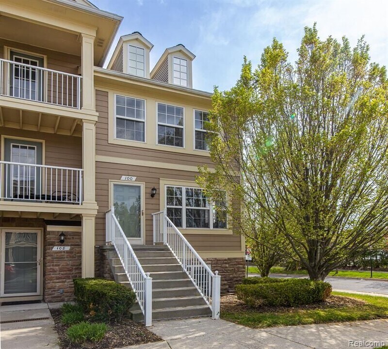 100 Evergreen Tr in Lake Orion, MI - Foto de edificio
