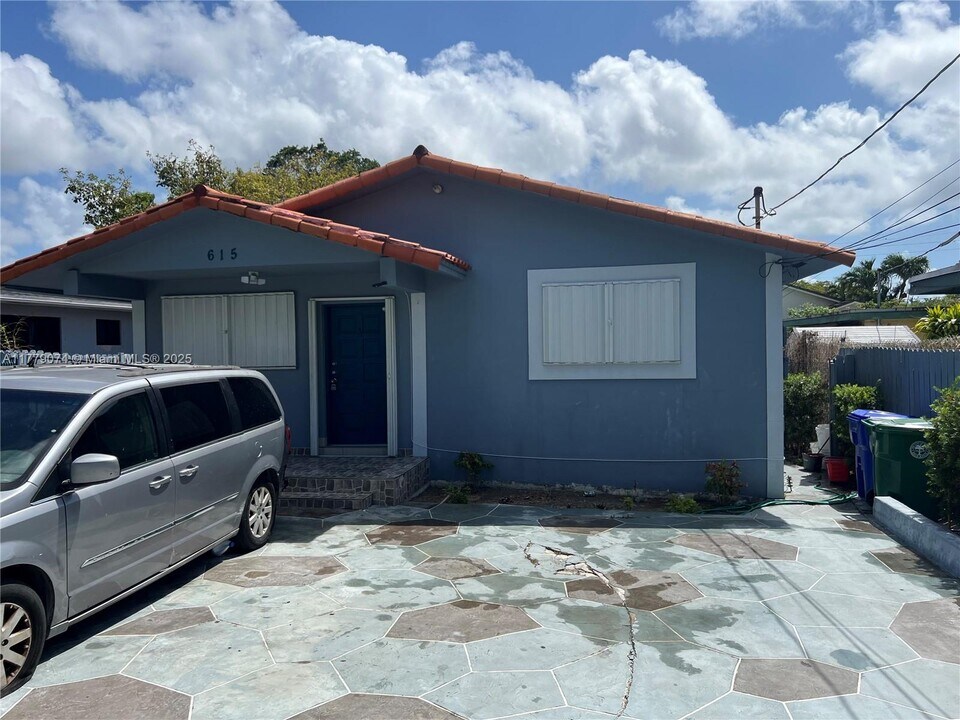 615 NW 25th Ct in Miami, FL - Building Photo