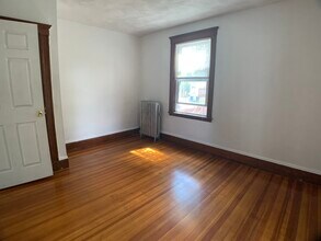 16 Montgomery St, Unit 2 in Cambridge, MA - Building Photo - Building Photo