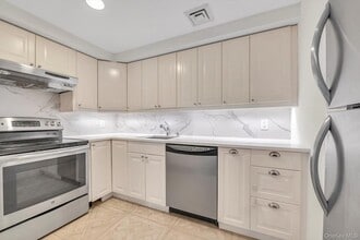 100 Cutter Mill Rd, Unit 4G in Great Neck Plaza, NY - Foto de edificio - Building Photo