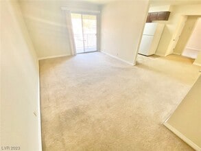 5081 River Glen Dr in Las Vegas, NV - Building Photo - Building Photo
