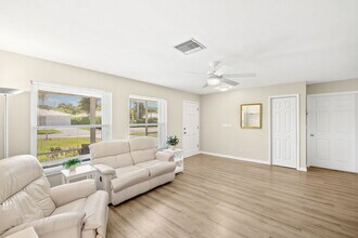 695 104th Ave N in Naples, FL - Foto de edificio - Building Photo