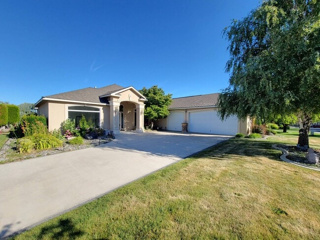 property at 1200 W Canyon Lakes Dr