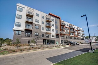 River Parkway II in Wauwatosa, WI - Foto de edificio - Building Photo