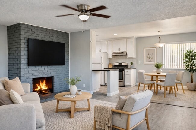 17092 Emerald Ln, Unit D in Huntington Beach, CA - Foto de edificio - Building Photo